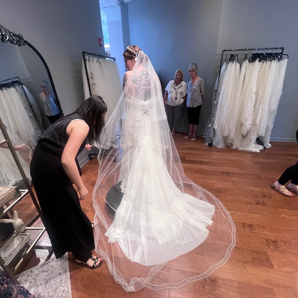 Zenaida Wedding Veil - Picture 1 of 4